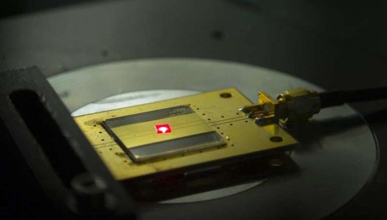 Scientists Build World’s Tiniest Radio Receiver Using Atomic-Scale Parts