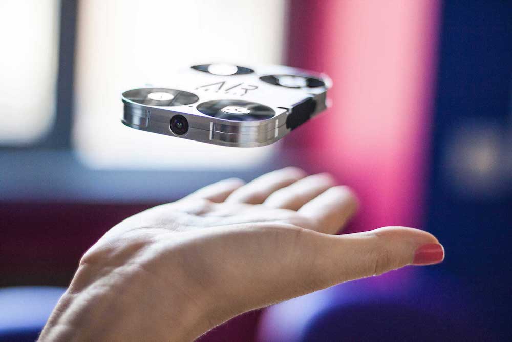 Zapomeňte na selfie tyče. Nahradí je kapesní drony AirSelfie · Tech · Zet.cz